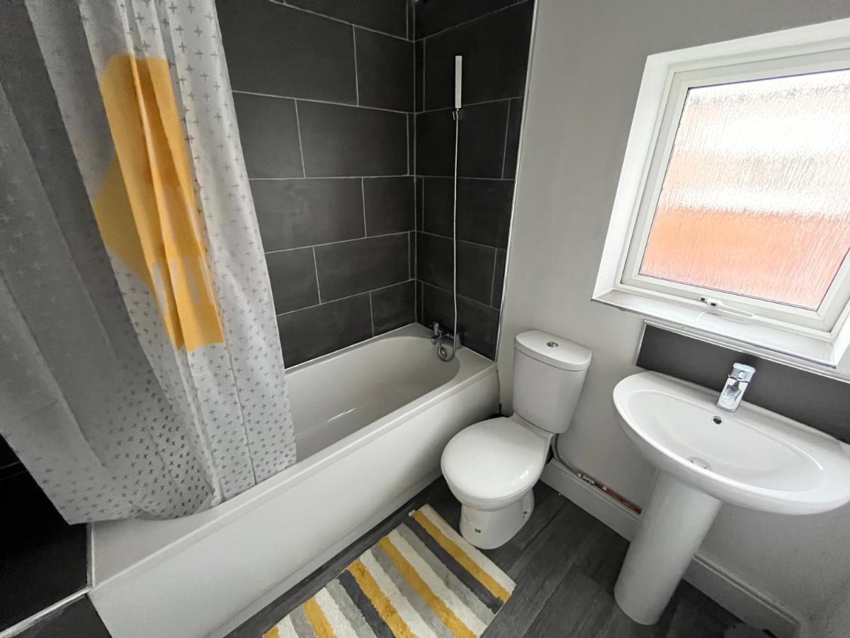 Amazing 8 Person 4 Bedroom And 2 Bathroom Mega House! Kingston upon Hull Buitenkant foto